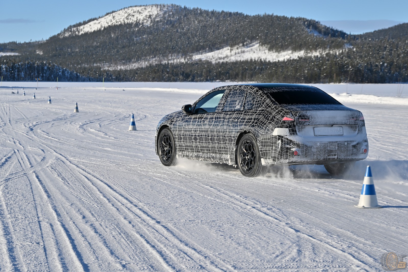 , 2027 BMW i3 E-Sportlimousine (Neue Klasse) lors du test hivernal