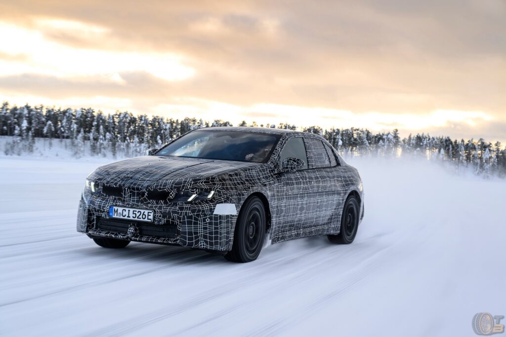 , 2027 BMW i3 E-Sportlimousine (Neue Klasse) lors du test hivernal